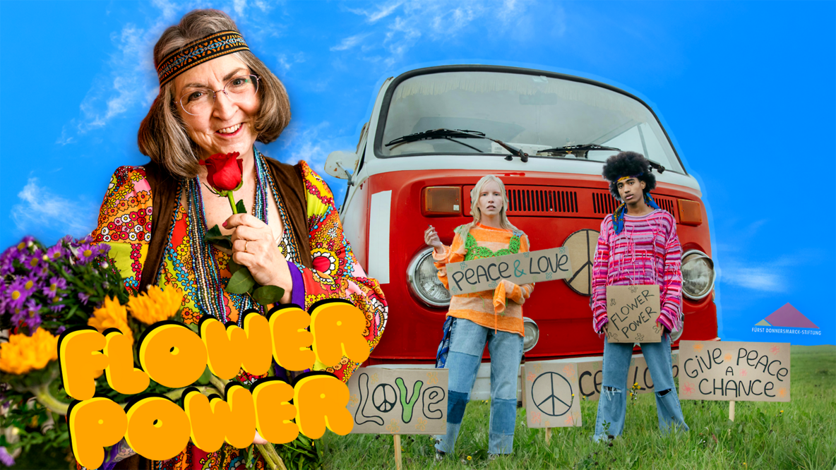 Collage: Eine ältere Hippie-Dame mit Blumenstrauß, rechts neben ihr eun jungens Hippie-Paar vor einem alten VW-Bulli auf grüner Wiese; in ornager Schift ist sind Worte Flower Power zu lesen