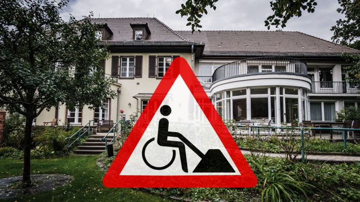 Foto: Die Villa Donnersmarck an einem Herbsttag, über das Foto ist ein "Bauarbeiten"-Warnschild gelegt, mit einer Rollstuhlfigur mit Schaufel als Piktogramm