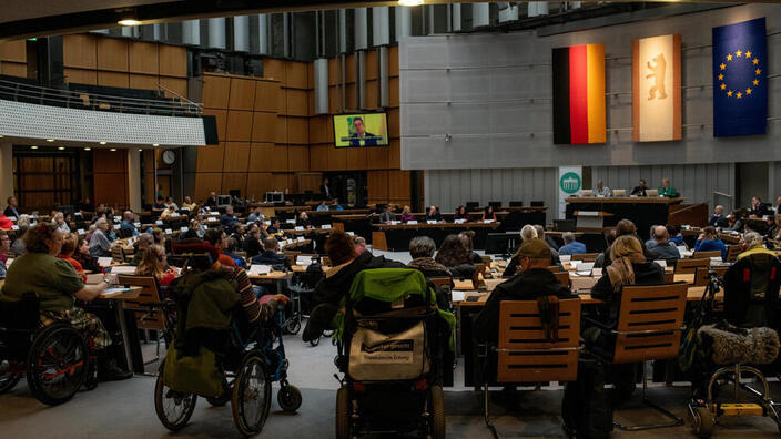 Szene einer Sitzung des Berliner Behindertenparlaments 2023.