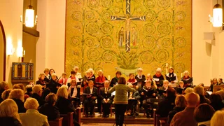 Foto: Der Chors der Fürst Donnersmacrk-Stiftung, eine gemischtes Ensemble, singt vor dem Kirchgenaltar der St. Annen-Kirche, iim Hiintergrund ein großes Jesus-Fresko