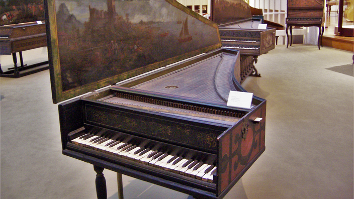 Foto: Ein antiker Flügel im Musikinstrumentenmuseum