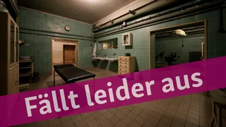 Foto: Ein Blick in einen dunklen Raum im Operationsbunker, halb links im Vordergrund eine Metalliege; über das Bild ist die Beschriftung "Fällt leider aus" gelegt