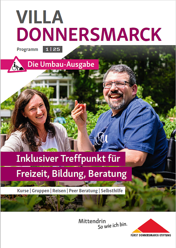 Bild: Die Vorderseite des Programms der Villa Donnersmarck 1/2025 zeigt zwei Personen im Garten: eine lächelnde Frau mit dunklen Haaren und einen lächelnden Mann im Rollstuhl, der eine Erdbeere in der Handhält